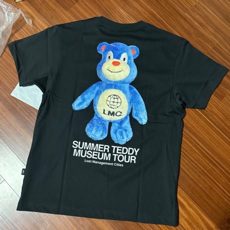 [LMC] 24S/S SUMMER TEDDY MUSEUM TOUR TEE 2色 新商品 カップルアイテム 夏ファッション - コクモト KOCUMOTO