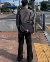 [BEN DAVIS] Original Big messenger bag_BLACK 新学期 韓国人気 デイリーバッグ - コクモト KOCUMOTO