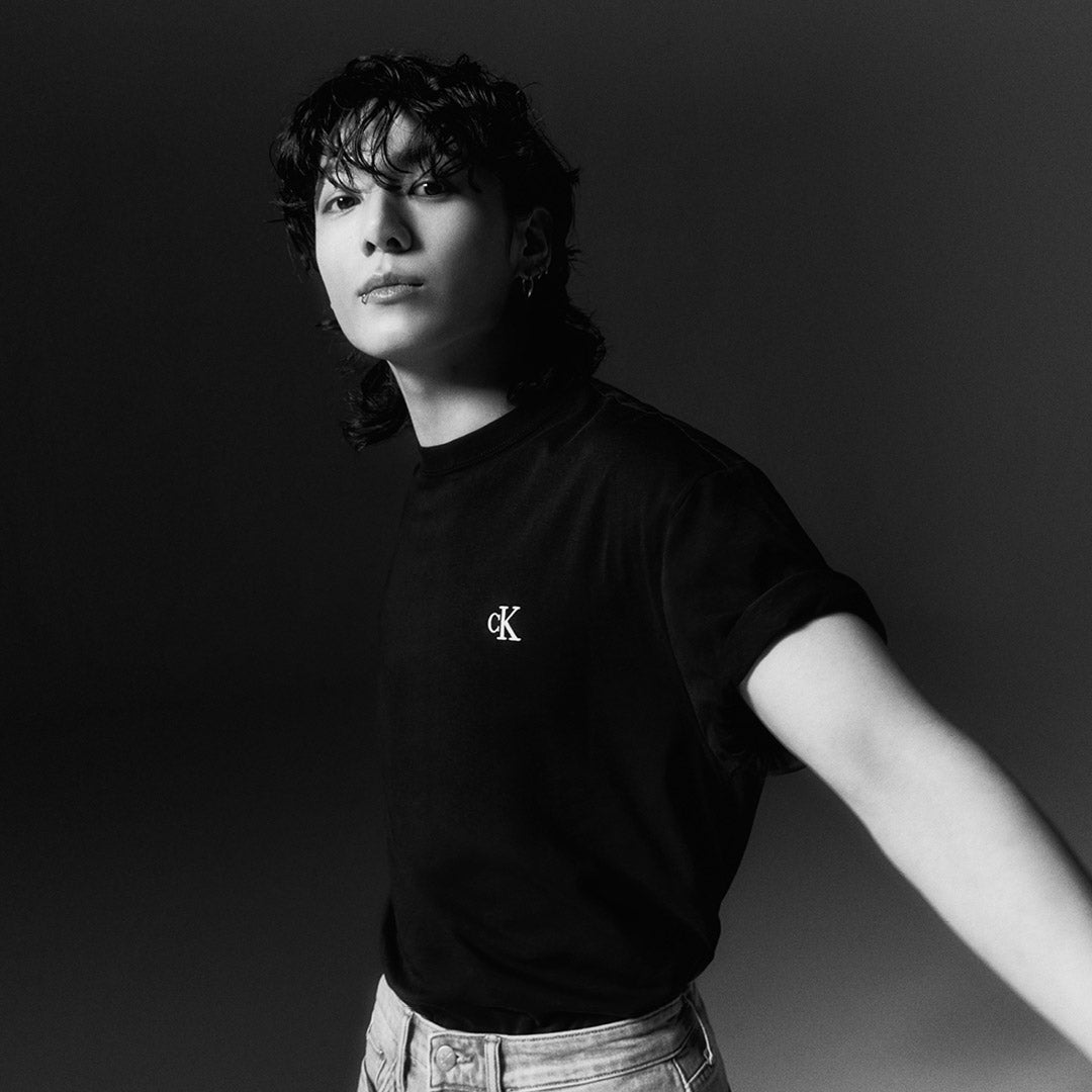 [CALVIN KLEIN] [BTSジョングク着用]リラックスフィットスタンダードロゴ半袖Tシャツ