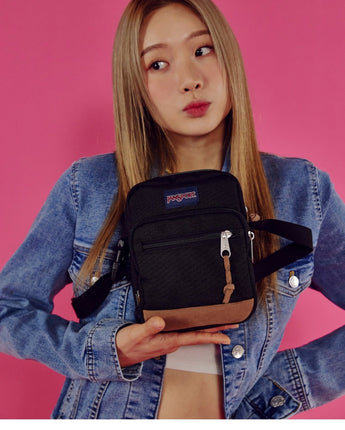 [JANSPORT] [TVXQ-ユノユンホ 着用] Core Crossbody Bag 4色 デイリー 日常用 男女共用 韓国ファッション 韓国人気 ストリートファッション 学生 大学生 カジュアル - コクモト KOCUMOTO