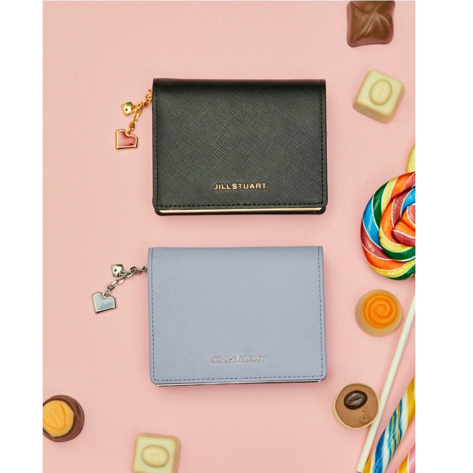 [JILLSTUART] [Lily HIGH] Logo Embellished Cowhide semi-wallet 2色 - コクモト KOCUMOTO