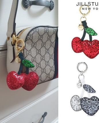 [JILLSTUART][23FW] [Charm] Cherry Sequin Leather Keyring 2色 バッグ装飾 新商品 韓国ブランド 韓国人気 韓国ファッション 学生 贈り物 ストリートファッション カップルアイテム 友情ギフト - コクモト KOCUMOTO