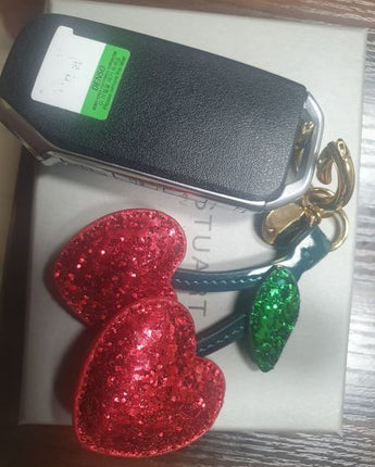 [JILLSTUART][23FW] [Charm] Cherry Sequin Leather Keyring 2色 バッグ装飾 新商品 韓国ブランド 韓国人気 韓国ファッション 学生 贈り物 ストリートファッション カップルアイテム 友情ギフト - コクモト KOCUMOTO