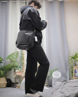 [LEATHERY] CRACKED CROSS-BAG [BLACK] 新商品 デイリーバッグ 男女共用 - コクモト KOCUMOTO