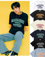 [MAHAGRID X Stray Kids] 2022SS COLLEGE LOGO TEE - コクモト KOCUMOTO