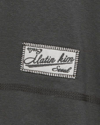 [MATIN KIM] [韓国人気] STITCH POINT LABEL SWEATSHIRT IN CHARCOAL - コクモト KOCUMOTO