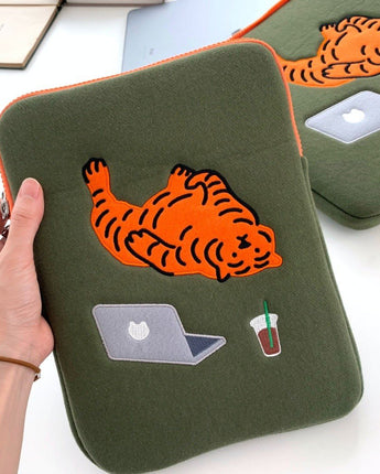 [MUZIK TIGER] Lazy tiger Laptop / Tablet Pouch / 9.7-17inch - コクモト KOCUMOTO