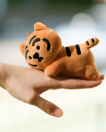[MUZIK TIGER] Lying Tiger Doll Keyring バッグ キーホルダー 人形 キャラクター 無職タイガー - コクモト KOCUMOTO