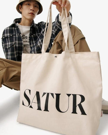 [SATUR] Logo All Day Canvas Bag 2色 新商品 韓国ファッション - コクモト KOCUMOTO